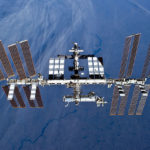 ISS Autor: NASA – http://spaceflight.nasa.gov/gallery/images/station/crew-23/hires/s131e011053.jpg(http://spaceflight.nasa.gov/gallery/images/station/crew-23/html/s131e011053.html), Volné dílo, https://commons.wikimedia.org/w/index.php?curid=10109746