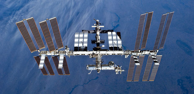 ISS Autor: NASA – http://spaceflight.nasa.gov/gallery/images/station/crew-23/hires/s131e011053.jpg(http://spaceflight.nasa.gov/gallery/images/station/crew-23/html/s131e011053.html), Volné dílo, https://commons.wikimedia.org/w/index.php?curid=10109746